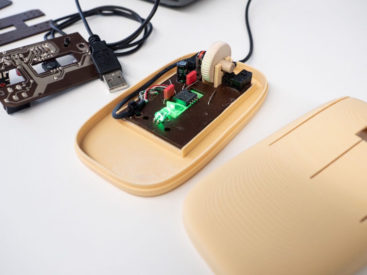Souris d’ordinateur en bois : Une électronique verte grâce aux circuits imprimés biodégradables